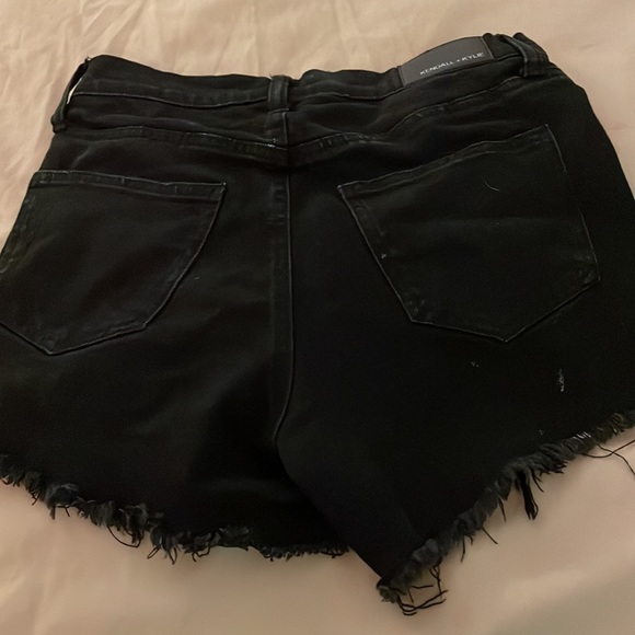 Black distressed Jean short shorts.  The icon short - Picture 4 of 5
